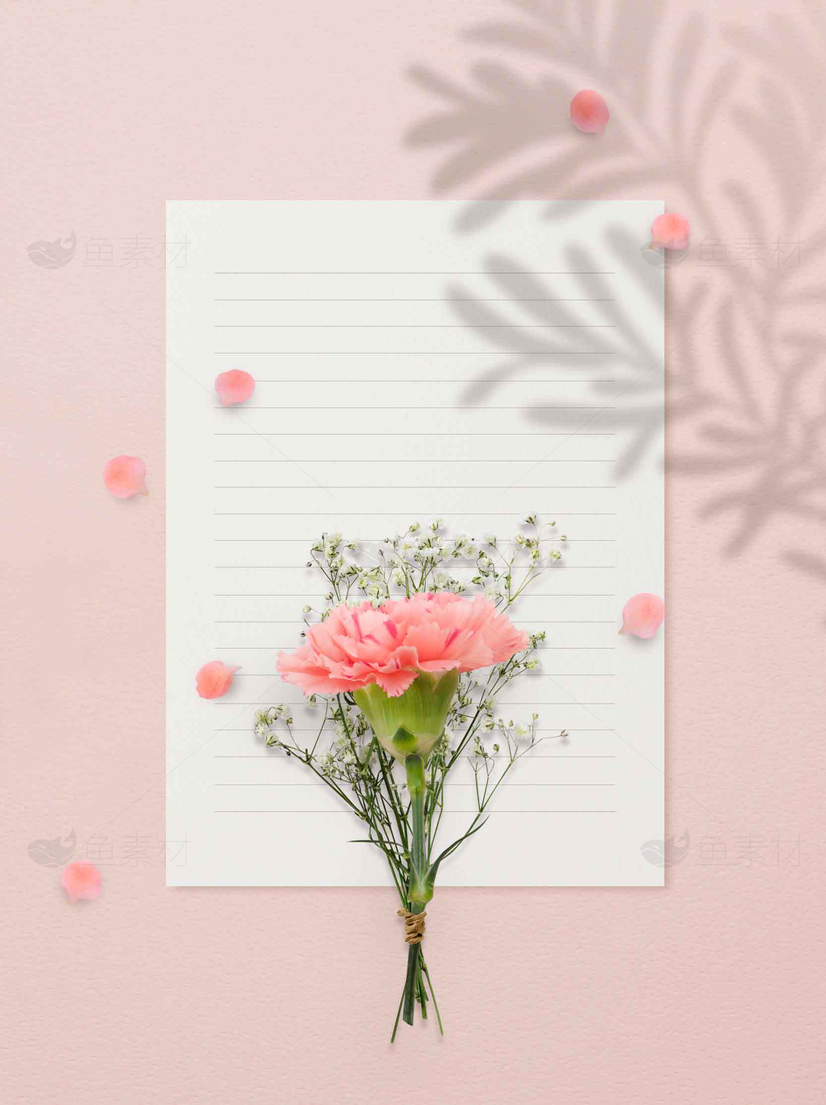 粉色背景上的浪漫花束与信纸图片素材