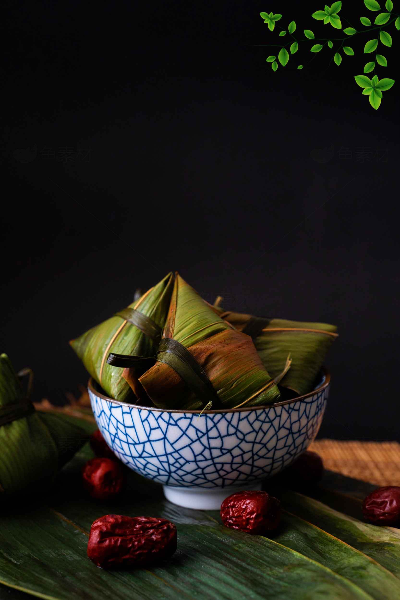 传统端午粽子美食摄影：叶子与红枣的完美搭配素材